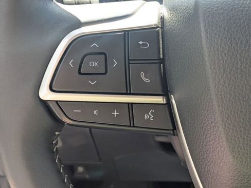 Certified 2025 Toyota Highlander XLE FWD image 17