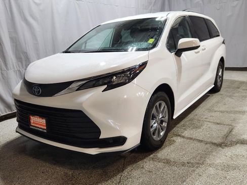 Used 2025 Toyota Sienna LE image 2
