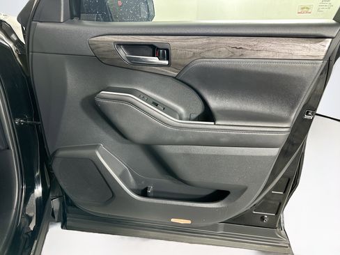 Used 2020 Toyota Highlander Limited image 35