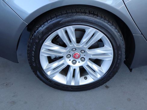 Used 2017 Jaguar XF Premium image 46