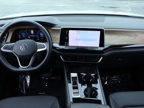 Certified 2025 Volkswagen Atlas SE image 17