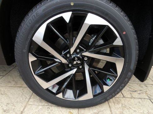 New 2025 Mitsubishi Outlander SE image 12