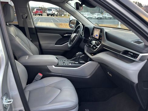 Certified 2023 Toyota Highlander XLE image 10