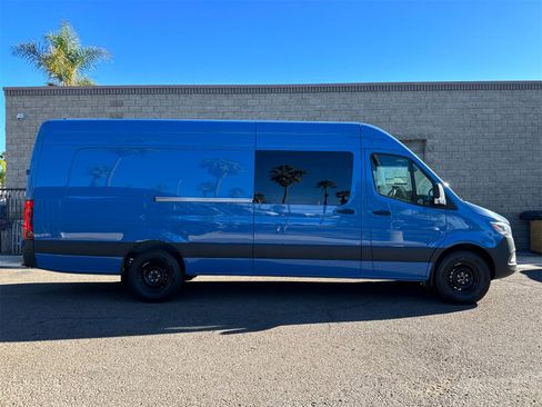 Used 2024 Mercedes-Benz Sprinter 2500 image 2