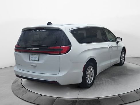 Used 2023 Chrysler Pacifica Touring-L FWD image 5