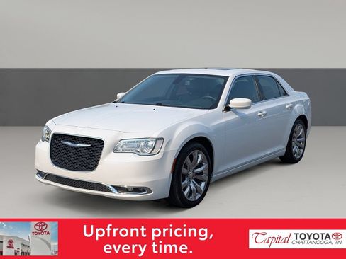Used 2018 Chrysler 300 Touring L RWD image 4