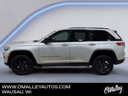 Used 2023 Jeep Grand Cherokee Altitude image 2