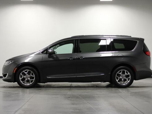 Used 2017 Chrysler Pacifica Limited FWD image 7