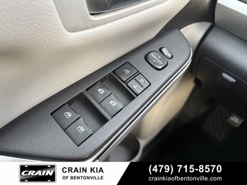 Used 2016 Toyota Camry SE image 18