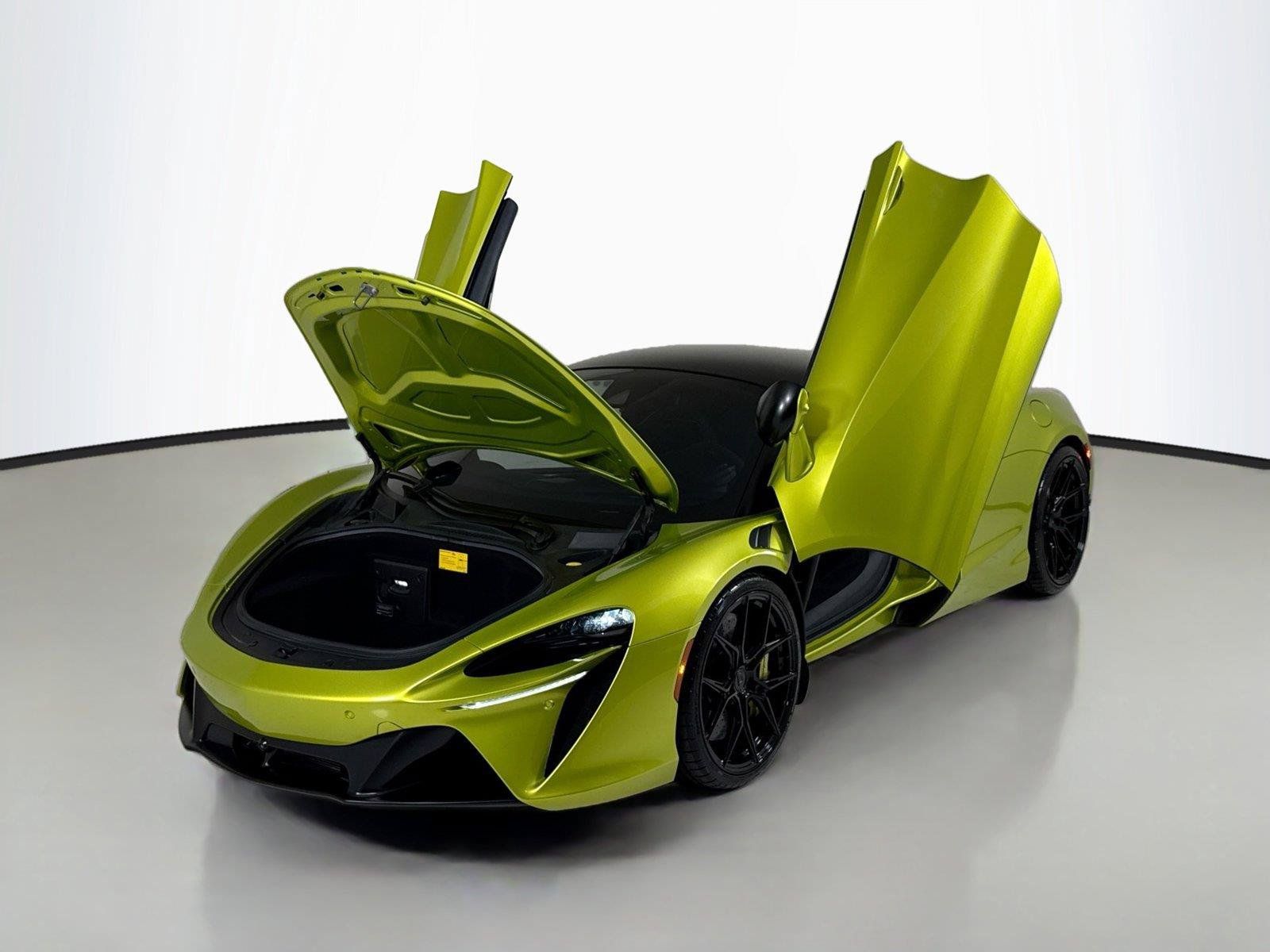 Used 2023 McLaren Artura RWD image 33