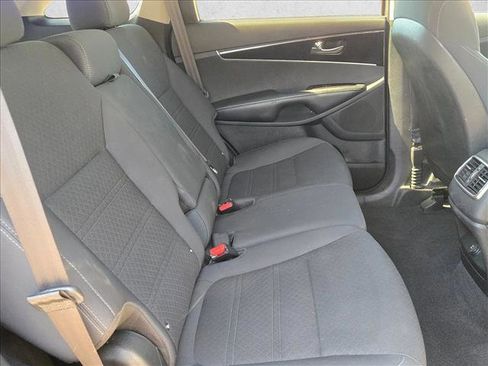 Used 2017 Kia Sorento L image 18