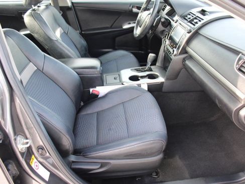 Used 2014 Toyota Camry SE image 19
