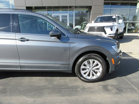 Used 2018 Volkswagen Tiguan SE w/ Panoramic Sunroof Package image 13