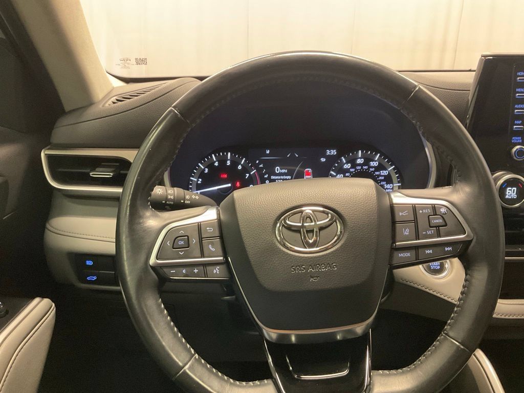 Used 2021 Toyota Highlander XLE AWD/4WD image 7
