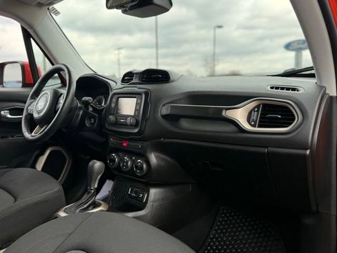 Used 2017 Jeep Renegade Latitude w/ Popular Equipment Group image 19