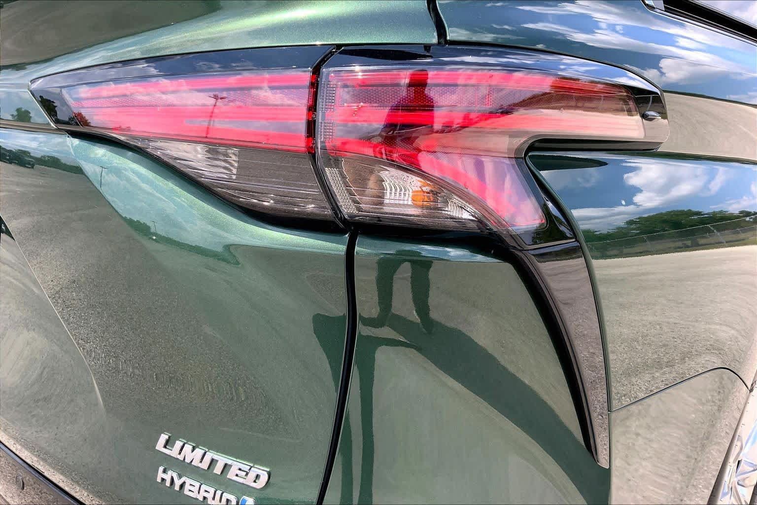 Used 2024 Toyota Sienna Limited FWD image 30