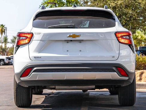 Used 2025 Chevrolet Trax LT w/ LT Convenience Package FWD image 5