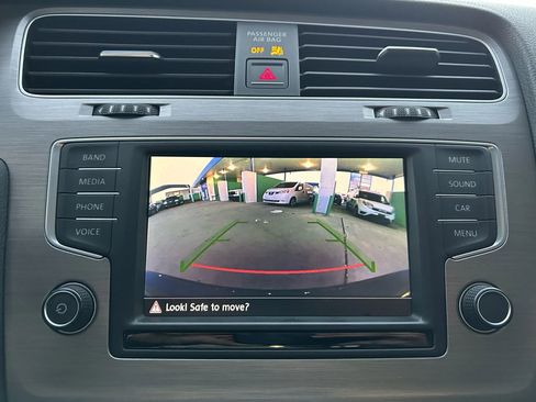 Used 2016 Volkswagen Golf S image 22