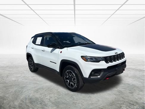 Used 2024 Jeep Compass Trailhawk image 2