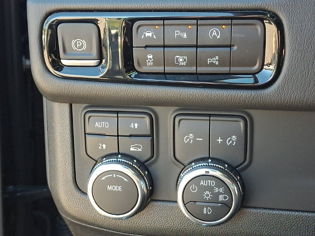 Used 2025 GMC Yukon XL Denali AWD/4WD image 9