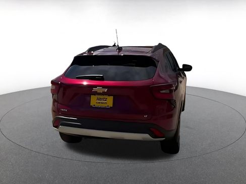 Used 2025 Chevrolet Trax LT FWD image 12