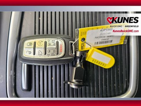 Used 2023 Chrysler Pacifica Touring-L FWD image 18