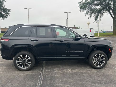 Used 2023 Jeep Grand Cherokee Overland w/ Luxury Tech Group IV AWD/4WD image 4