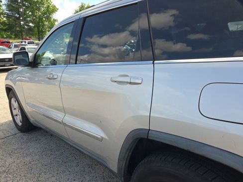 Used 2011 Jeep Grand Cherokee Laredo RWD image 9