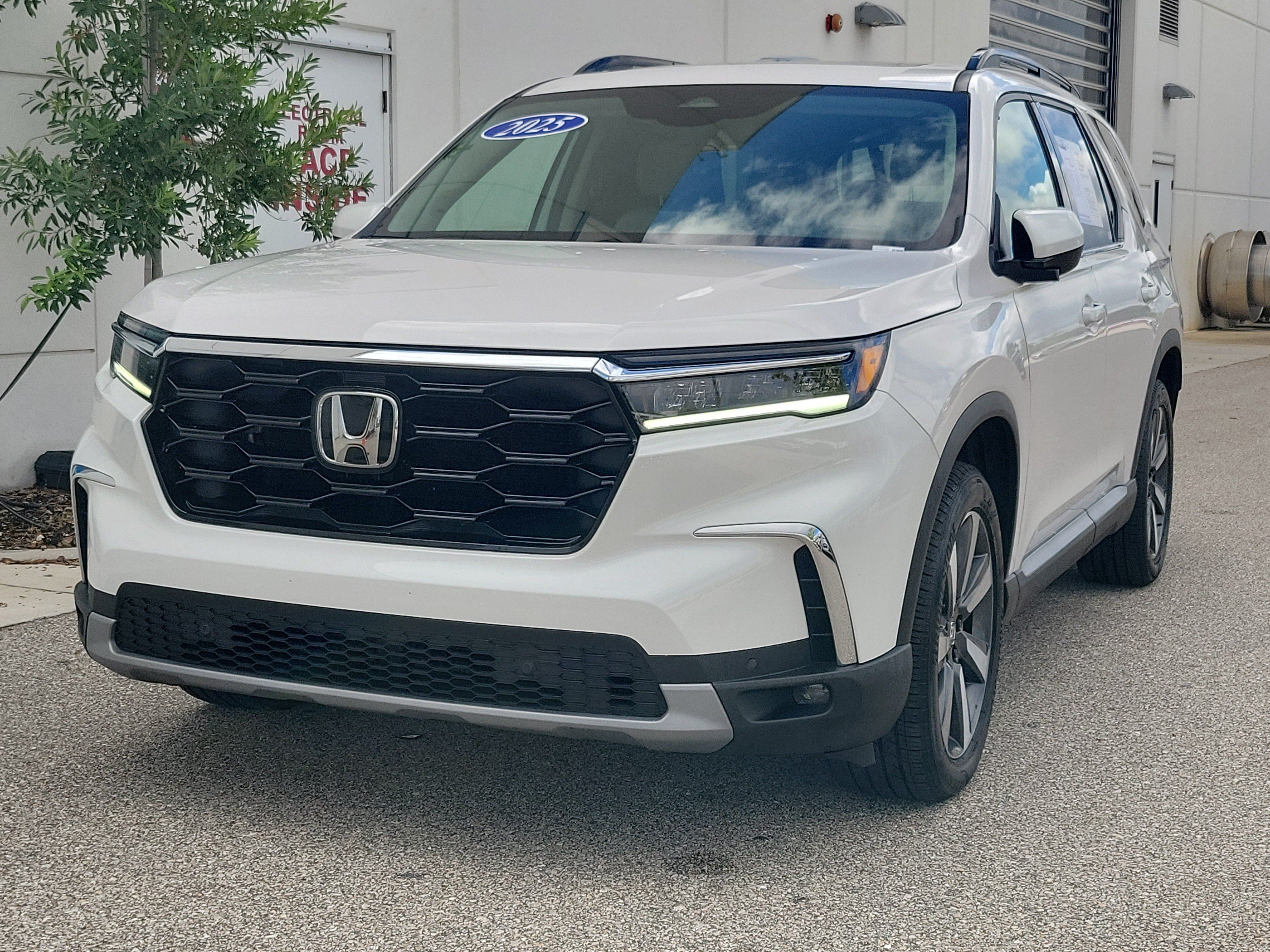 Used 2025 Honda Pilot Touring image 3