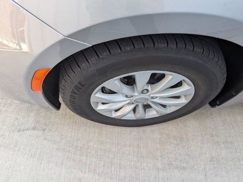 Used 2017 Chrysler Pacifica Touring-L FWD image 8
