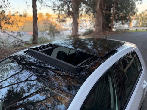 Used 2016 Volkswagen Golf S image 10