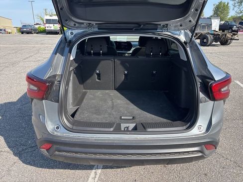 Used 2025 Chevrolet Trax LS w/ LS Convenience Package image 4