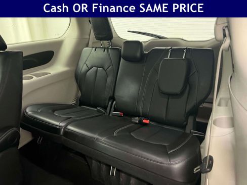Used 2024 Chrysler Pacifica Limited FWD image 15