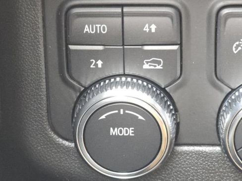 Used 2024 GMC Yukon XL SLE w/ Gmc Pro Safety Plus Package AWD/4WD image 6