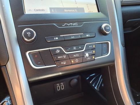 Used 2020 Ford Fusion SE FWD image 26