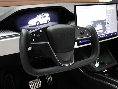 Used 2022 Tesla Model X Plaid image 32