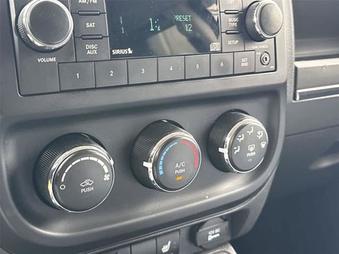 Used 2016 Jeep Patriot Latitude AWD/4WD image 17