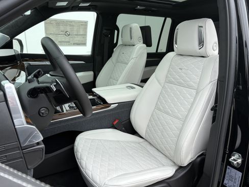 New 2026 Cadillac Escalade ESV Platinum Sport w/ LPO, ONYX Package AWD/4WD image 12