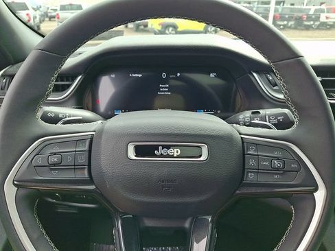 Used 2023 Jeep Grand Cherokee Altitude AWD/4WD image 19
