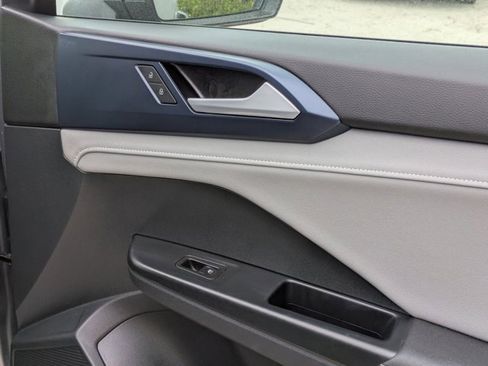 Used 2024 Volkswagen Taos SE image 28