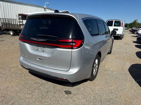Used 2024 Chrysler Pacifica Touring-L FWD image 4