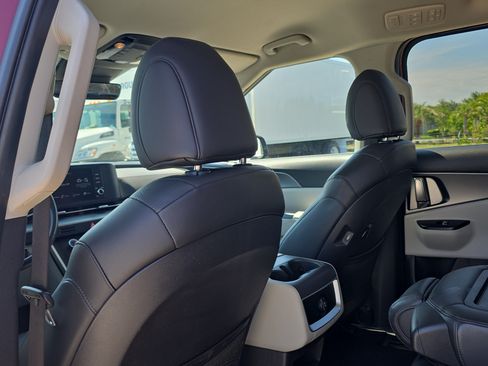 Used 2024 Kia Carnival LX FWD image 13