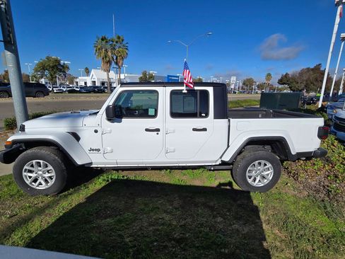 Used 2023 Jeep Gladiator Sport image 7