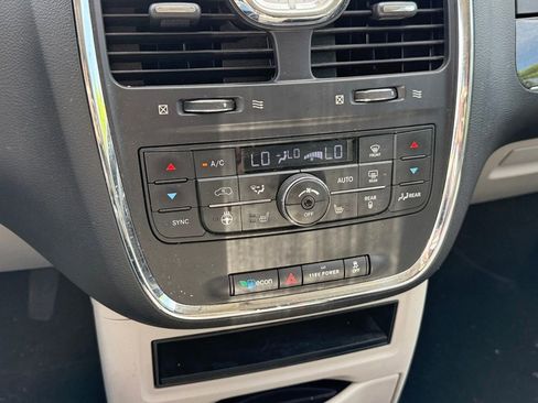 Used 2015 Chrysler Town & Country Touring w/ Driver Convenience Group FWD image 14