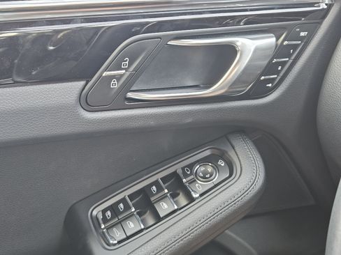 Certified 2025 Porsche Macan image 23