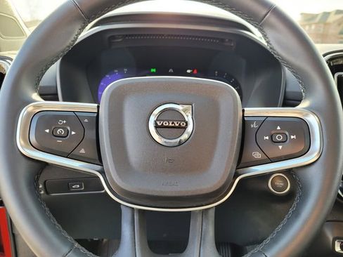 Used 2023 Volvo XC40 B5 Core image 23