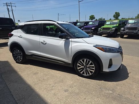Used 2024 Nissan Kicks SR w/ SR Premium Package FWD image 15