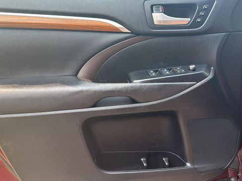 Used 2018 Toyota Highlander Limited FWD image 10