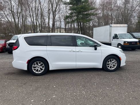 Used 2024 Chrysler Pacifica Touring-L FWD image 4