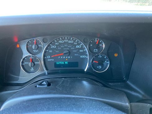 Used 2019 Chevrolet Express 2500 RWD image 16
